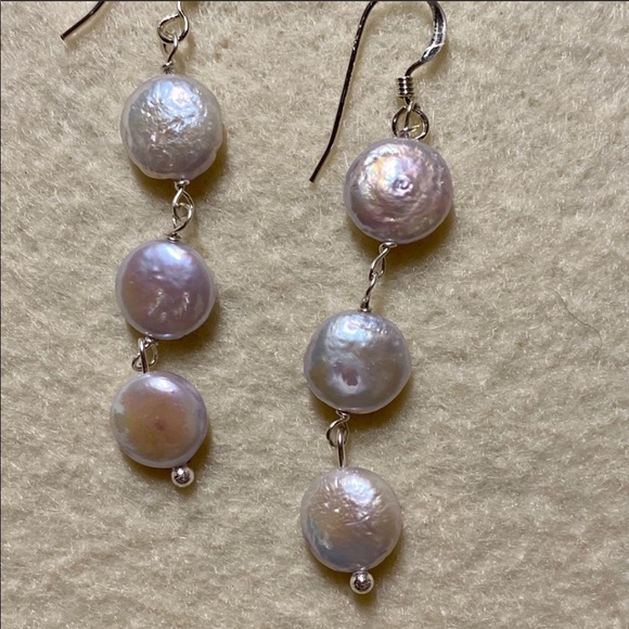Long luster pearl coin drop earrings - Picture 3 of 3